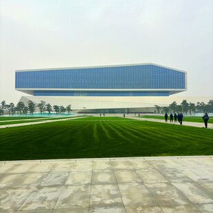 现代风格建筑前的开阔草坪