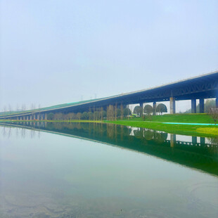 水上长桥倒影如画