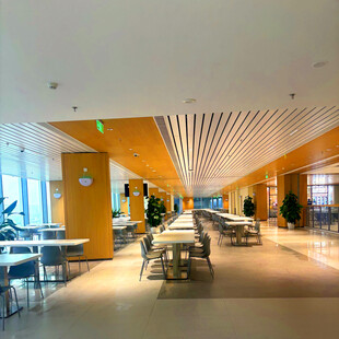 现代风格明亮餐厅空间