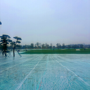 户外开阔的蓝色场地景观