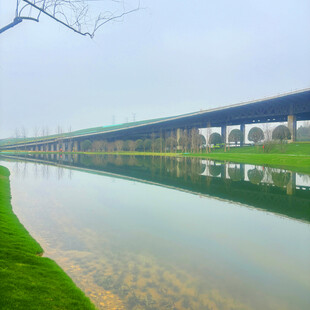河畔长桥映碧水美景