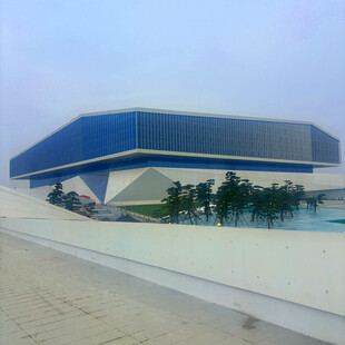 现代风格蓝白建筑外观