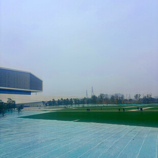 现代建筑旁的开阔景观