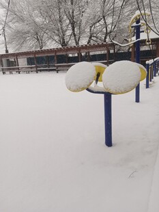 雪中的户外健身器材