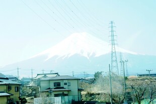 日本富士山下的城镇风景