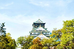 日本大阪城公园中的巍峨城堡