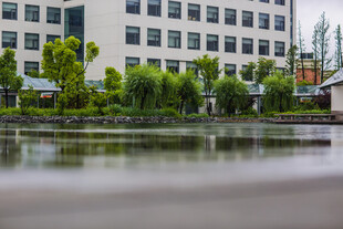 校园湖畔现代建筑景观