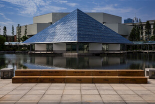 校园现代风格锥形建筑景观