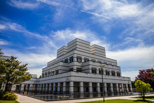 校园宏伟多层建筑与蓝天白云