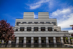 校园现代风格白色建筑外观