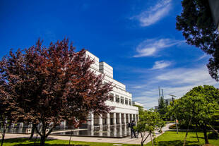 校园校园中的现代建筑与绿树