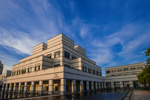 校园宏伟建筑映衬蓝天景观