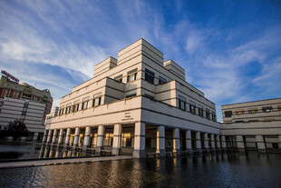 校园现代建筑外观与城市景观