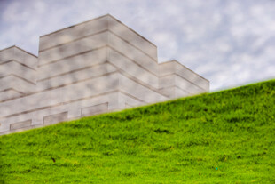 校园绿草坡旁的宏伟建筑