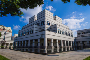 校园宏伟古典建筑外观