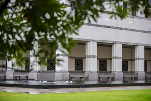 校园古典风格建筑外观