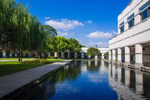 校园河畔建筑景观 静谧美好