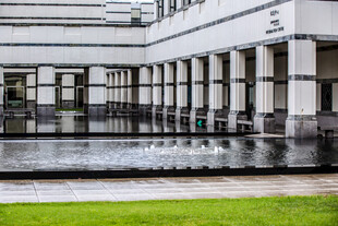 校园现代建筑前的喷泉景观