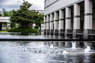 校园现代建筑前的喷泉景观