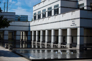 校园现代风格建筑前的水景