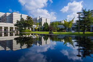 校园城市湖畔美景