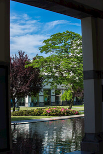 校园透过廊柱看园林美景