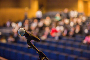 校园舞台麦克风前的观众场景