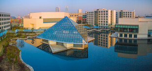 校园城市中独特的玻璃建筑景观