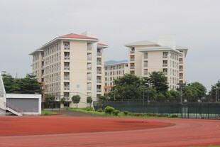 广医校园跑道旁的两栋教学楼