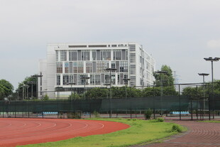 广医校园操场旁的现代建筑