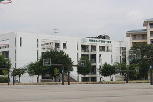 广医白色建筑前的开阔广场