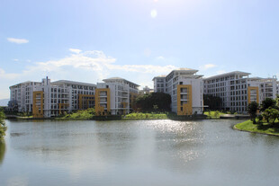 广医湖畔现代建筑群景观