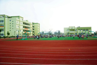 校园红色跑道与教学楼景观