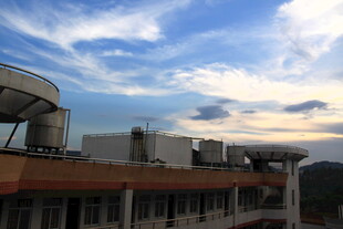 黄昏下的建筑楼顶景观