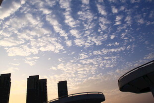 城市上空的梦幻云彩