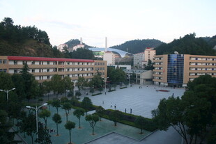 校园风景 远处山峦环绕