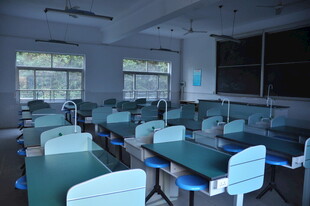 教室内部桌椅整齐摆放