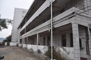 废弃多层建筑外观