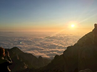 泰山日出云海中的巍峨山峰