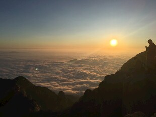 泰山山顶观日出云海美景