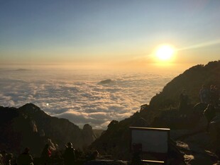 泰山山顶观壮丽云海日出