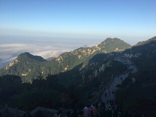 泰山山峦云海间的壮美风光