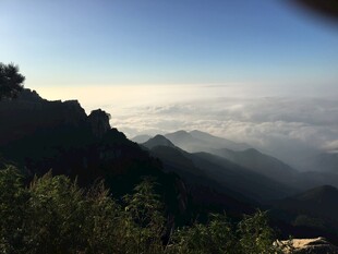 泰山山间云海壮丽景观