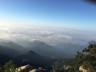 泰山山巅云海壮丽景观