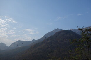 泰山蓝天映衬下的连绵山峦