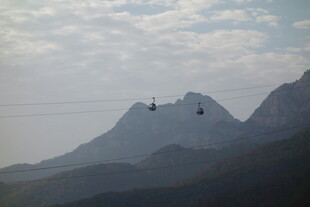 泰山山间缆车穿梭于云雾之中
