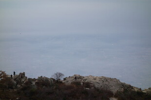 泰山山巅之上的朦胧天际