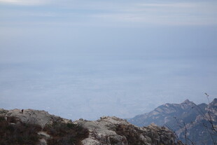 泰山高山远眺的壮阔景致