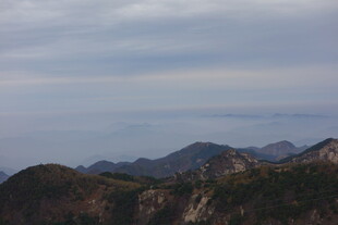 泰山山峦云海间的壮美景色
