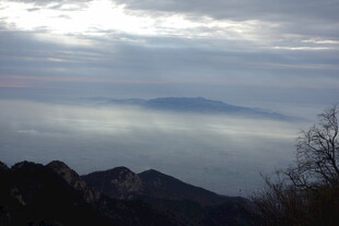 泰山山间云海中的朦胧远景